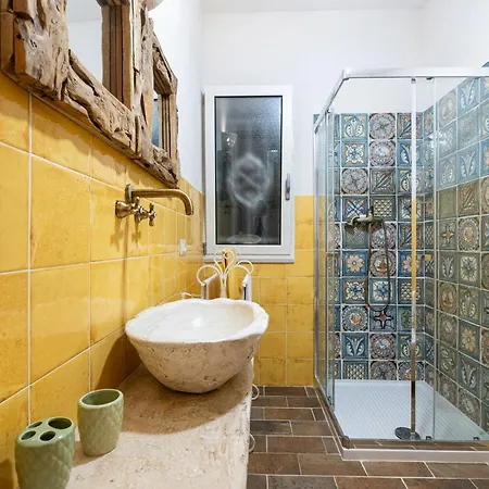 別荘 With Pool Among Olive Trees