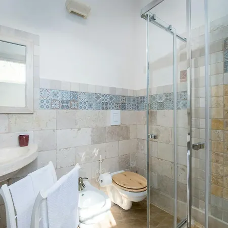 別荘 With Pool Among Olive Trees